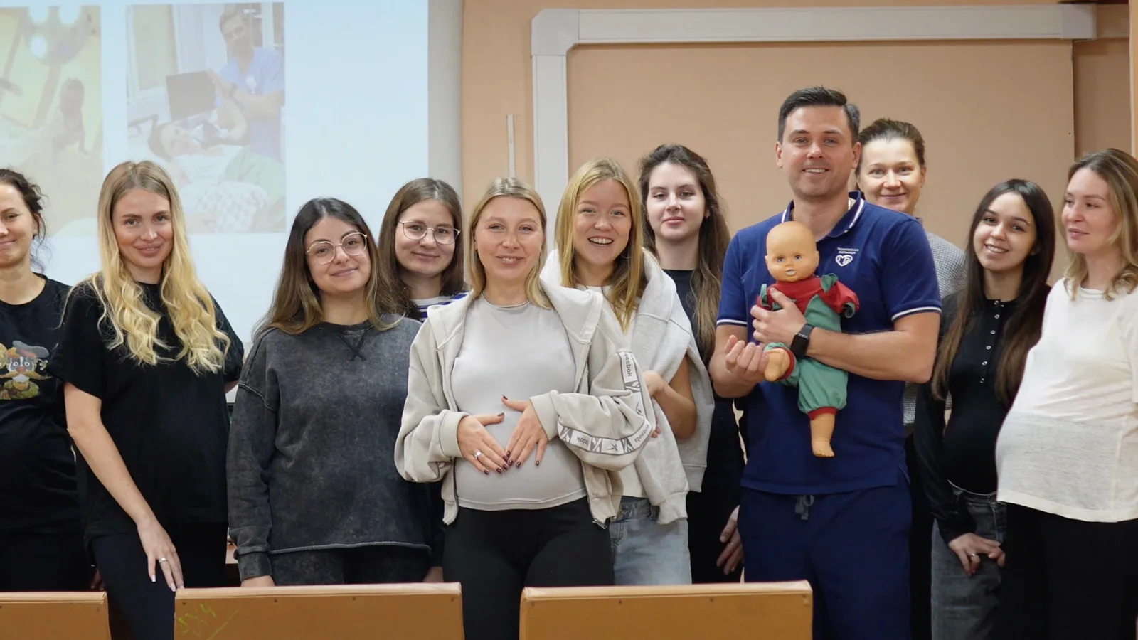 Занятие для беременных в родильном доме № 3 — Алексей Хромылев с группой