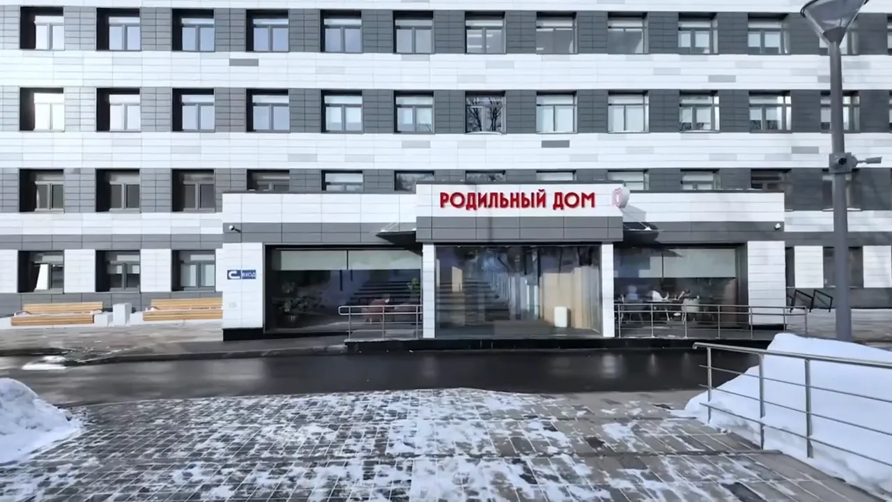 Вход в родильный дом больницы им. В. В. Вересаева, Москва, ул. Лобненская, 10